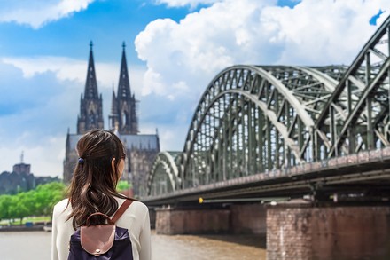 Eine Touristin vor dem Kölner Dom