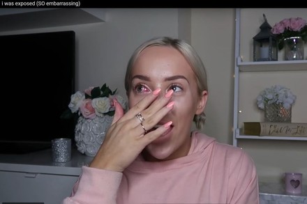 Elle Darby beim Weinen