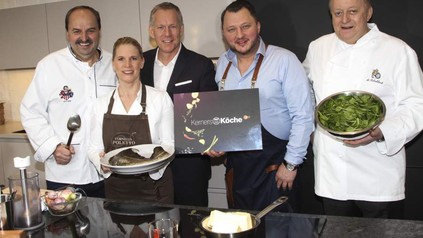 Johann Lafer, Alfons Schuhbeck, Cornelia Poletto, ein weiterer Koch und Johannes B. Kerner stehen in einer Küche
