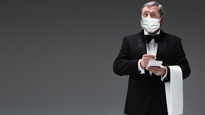 Ein Kellner mit einer Gästeliste