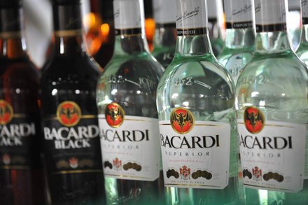 Mehrere Flaschen Bacardi Superior und Bacardi Black