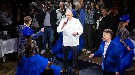 Zum Abschluss der Show singt alfons Schuhbeck „Sweet Caroline“ und den Klassiker „I can’t help falling in love“.