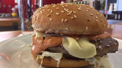 Der Beefy Original-Burger mit Gruyère-Käse vom Restaurant Silberkugel auf einem Teller