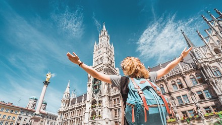 Touristin vor dem Münchener Rathaus auf dem Marienplatz