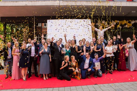 Der Absolventen-Jahrgang 2019 der Hotelfachschule Hamburg feiert jetzt seinen Abschluss