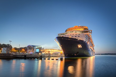 Ein Kreuzfahrtschiff in einem Hafen