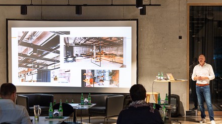 Hendrik Kröger, Geschäftsführer Aletto Hotel Berlin, spricht auf dem Event Shared Spaces