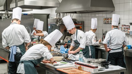 Mehrere Köche konzentriert bei der Arbeit