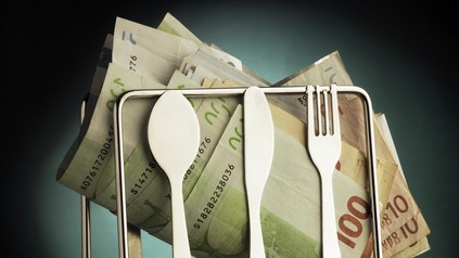 Geld auf einem Restaurant-Tisch