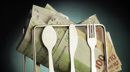 Geld auf einem Restaurant-Tisch