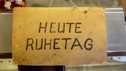 Ein Schild zeigt, dass der Betreb vorübergehend geschlossen ist.