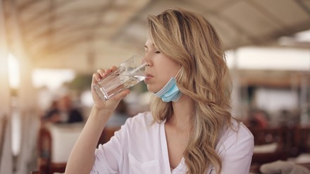 Frau mit Mundschutz