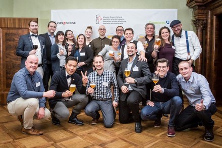 Die neuen Biersommeliers bei einem Gruppenfoto