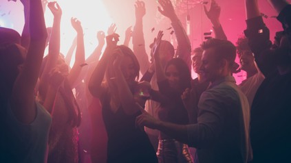 Tanzende Menschen im Club