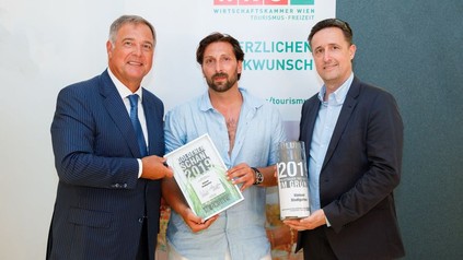 WKW-Präsident Walter Ruck (l.) und WKW-Tourismusspartenobmann Markus Grießler (r.) gratulieren Daniel Schober vom Kleinod Stadtgarten, dem Gewinner des Goldenen Schani in der Kategorie "Im Grünen"