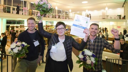 Mathias Schilling, Viktoria Schmidt und Fabian Häde freuen sich über ihren Gewinn