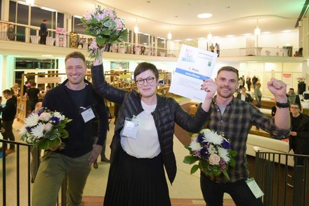 Mathias Schilling, Viktoria Schmidt und Fabian Häde freuen sich über ihren Gewinn