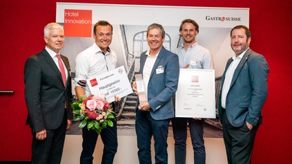 Das Projekt "Stay Kooook" gewinnt den Hotel Innovations-Award 2019 (v.l.): Daniel Borner (Direktor GastroSuisse), Kornell Otto, Beat Kuhn und Philipp Kanthack, (SV Group), Philippe Pasche (Direktor Schweizerische Gesellschaft für Hotelkredit)