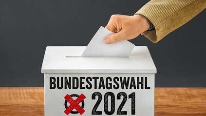 Mann wirft Brief in Wahlurne