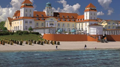 Das Travel Charme Kurhaus in Binz von außen