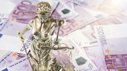 Eine goldene Justitia Figur steht auf vielen 500 Euro Geldscheinen.