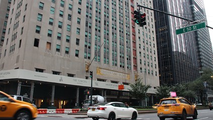 Autos fahren an dem legendären New Yorker Hotel Waldorf Astoria vorbei.