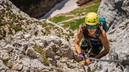 Frau beim Klettern