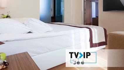 Ein modernes Hotelzimmer mit dem Logo von TVIP