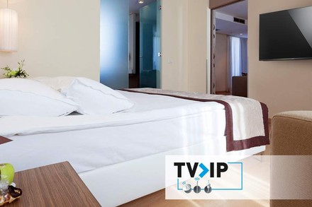 Ein modernes Hotelzimmer mit dem Logo von TVIP