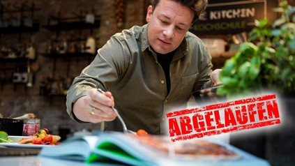 Jamie Oliver beim Zubereiten eines Gerichts. Auf dem Bild ist der Schriftzug Abgelaufen zu erkennen