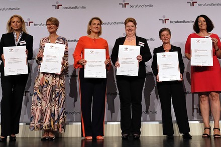 Eine Zertifikatsübergabe auf einer Bühne