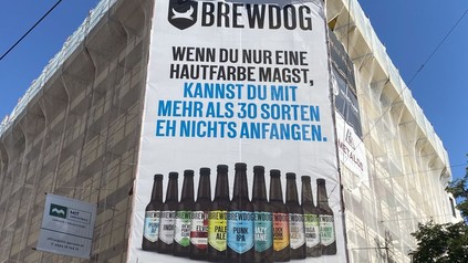 Antirassistisches Brewdog-Transparent in Wien