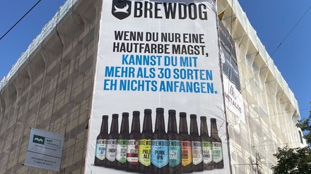Antirassistisches Brewdog-Transparent in Wien