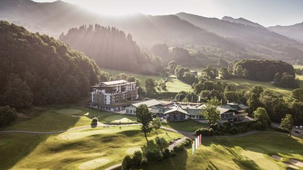 Grand Tirolia Kitzbühl umgeben von einem Golfplatz