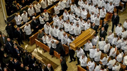 Die vollbesetzte Kirche bei der Beeridung von Paul Bocuse, viele Teilnehmer tragen Kochuniformen