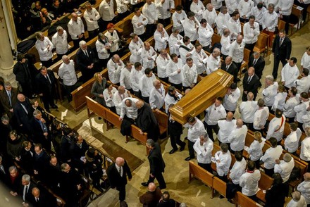 Die vollbesetzte Kirche bei der Beeridung von Paul Bocuse, viele Teilnehmer tragen Kochuniformen