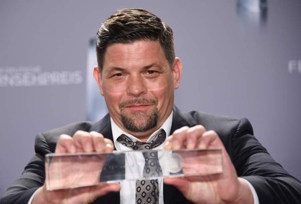 Tim Mälzer mit seinem Preis für Bestes Factual Entertainment