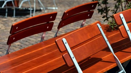 Ein Tisch in einem Biergarten mit leeren Stühlen