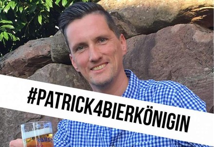 Patrick Karch und ein Schriftzug auf dem steht #Patrick4Bierkönigin