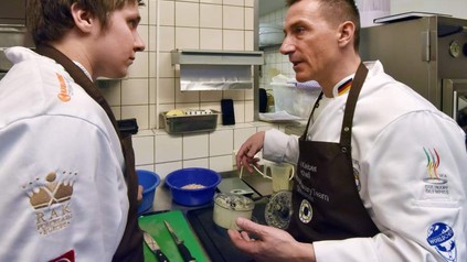 Zwei Köche diskutieren in der Küche