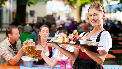 Eine Bedienung in einem Biergarten