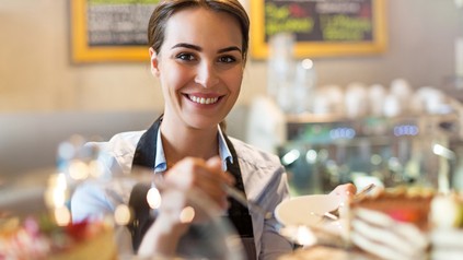Eine freundliche Servicekraft bei der Arbeit