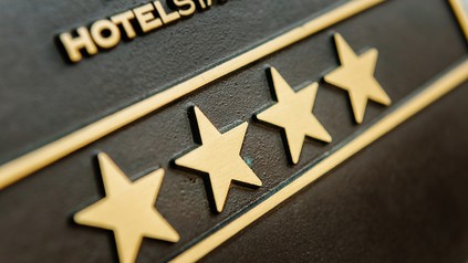 Ein Hotel-Logo mit goldenen Sternen