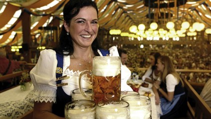 Frau mit Maßkrügen im Wirtszelt