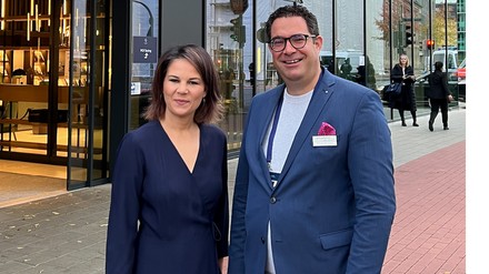 V.l. Annalena Baerbock mit Hoteldirektor Sascha von Zabern.
