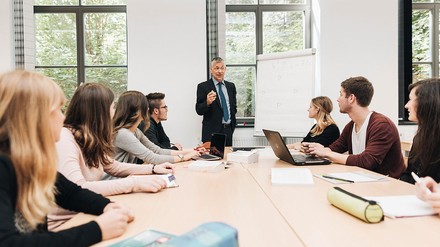 Dozent oder Professor an der Universität hält ein Seminar vor Studierenden