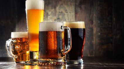 Vier verschiedene Biergläser mit passendem Inhalt