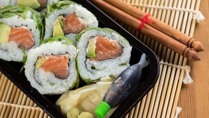 Eine Portion frisches Suhshi mit Sojasoße und Essstäbchen