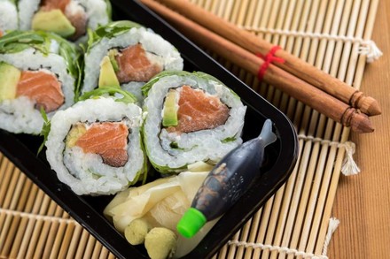 Eine Portion frisches Suhshi mit Sojasoße und Essstäbchen