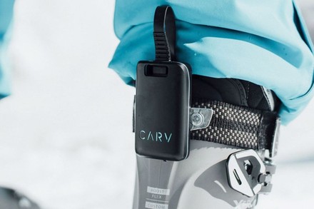 Der Tracker von Carv an einem Schneeschuh befestigt